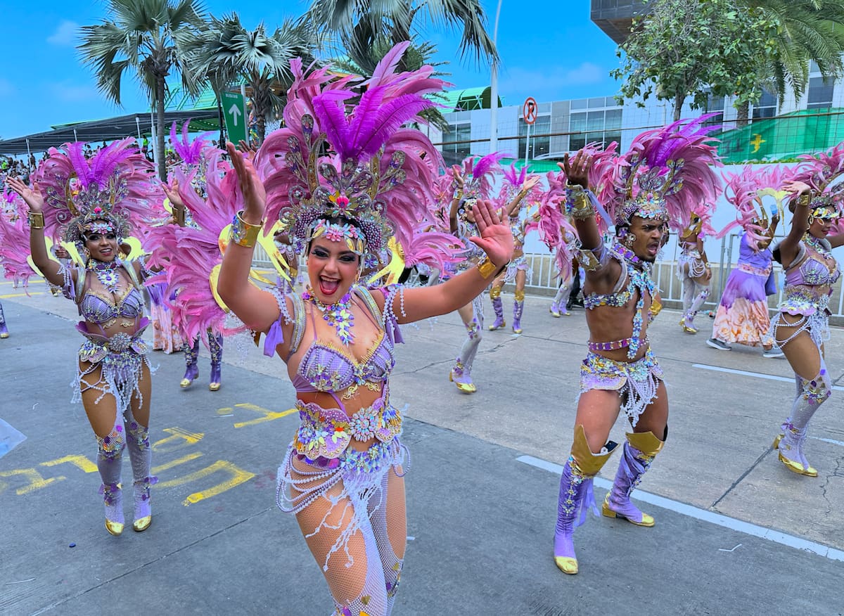 Más de 30 artistas, entre bailarines y músicos, presentaron muestras del Carnaval de Barranquilla en la Vitrina de ANATO 2026.//El Universal.