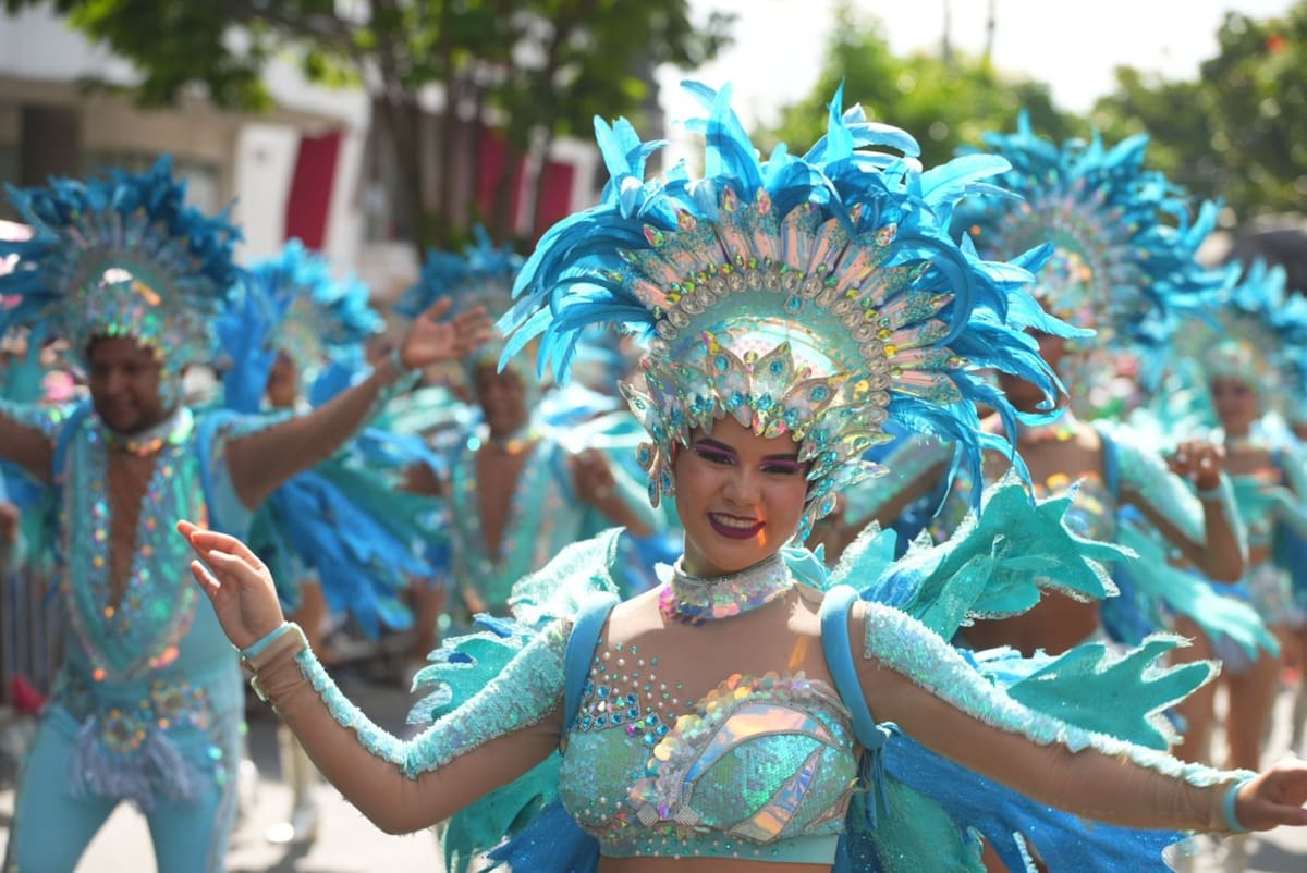 Comparsas y cumbiambas del Carnaval de Barranquilla estuvieron presentes en el desfile de las Fiestas de la Cosecha en la ciudad de Pereira.