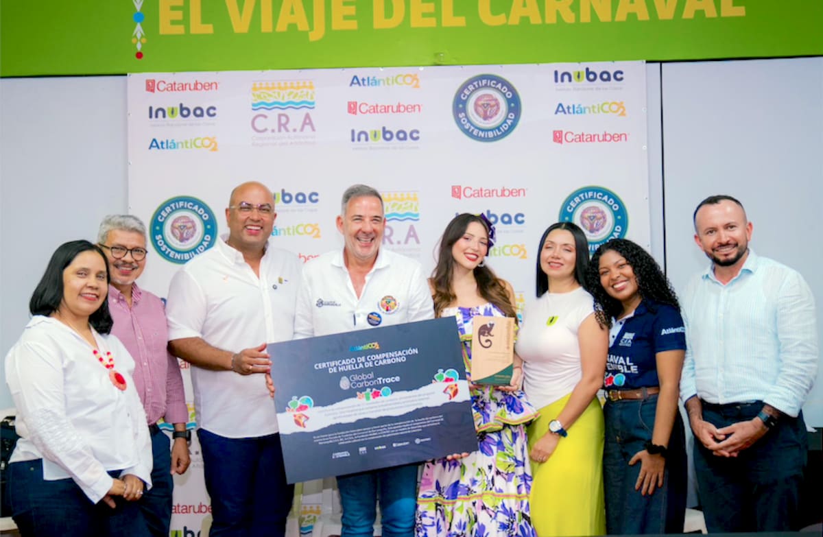 Juan José Jaramillo y la reina del Carnaval de Barranquilla 2026, Michelle Char Fernández, durante la entrega de certificación otorgada por Cataruben, y la certificación de Icontec.//Cortesía.