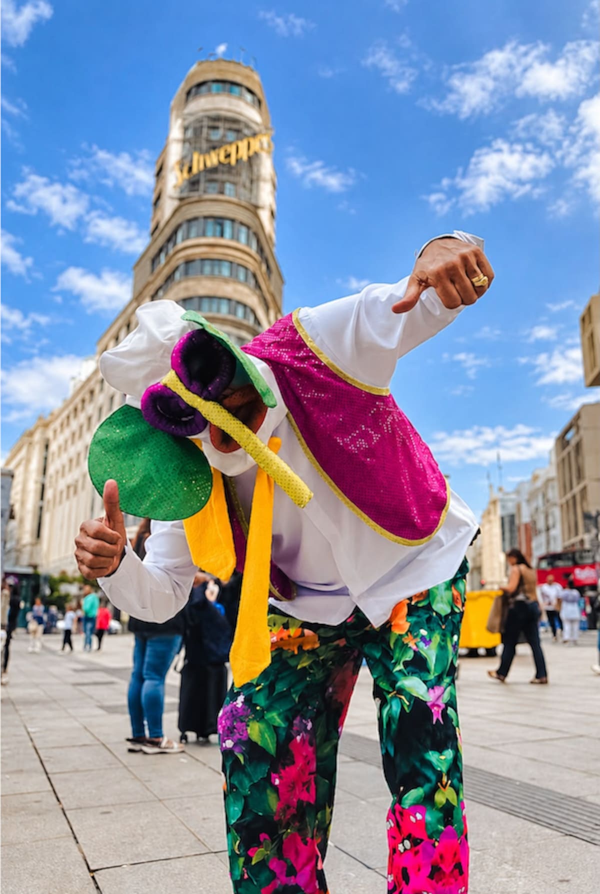 Disfraces como la tradicional Marimonda también estuvieron presentes en el Desfile de la Hispanidad en la Gran Vía de Madrid, España.//Cortesía Carnaval de la 44.