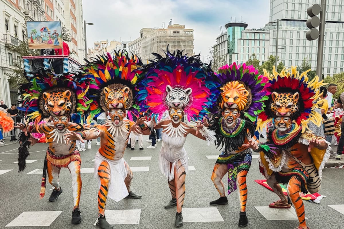 El Carnaval de la 44 llevó tradición y fantasía al Desfile de la Hispanidad en España