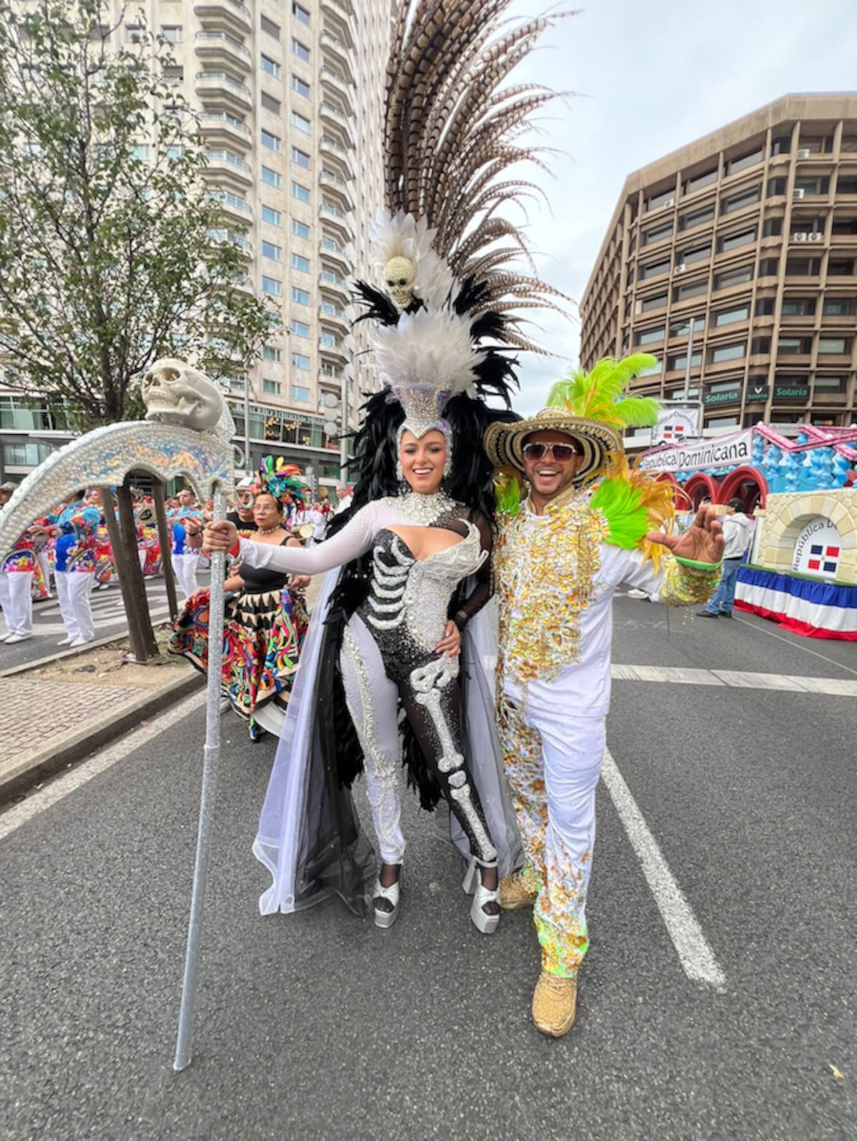La reina del Carnaval de la 44, María Juliana Olaciregui y el rey momo Jefry Oquendo, lucieron vestuarios inspirados en símbolos esenciales del Desfile de la Hispanidad.//Cortesía Carnaval de la 44.
