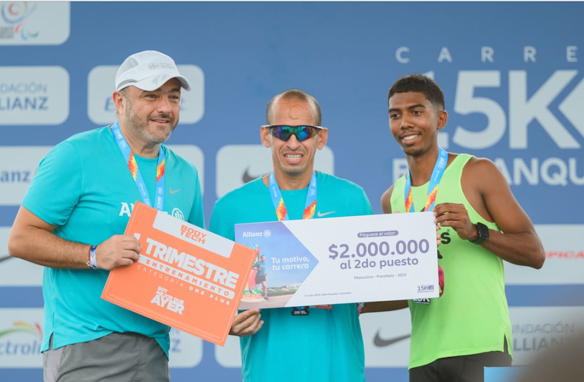 Giovanni Grosso, vicepresidente de Distribución y Ventas de Allianz Colombia, entrega el premio del segundo puesto a Delfo Arce, en la categoría pataleta masculino.//Cortesía.