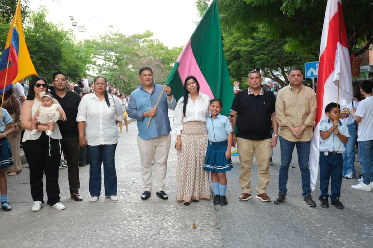 A los acordes de las notas musicales de la Escuela de Música Municipal Antonio María Llanos, se rindió homenaje a los himnos patrios y el alcalde Edinson Palma, entregó un mensaje especial a los baranoeros con motivo de los 170 años como vida jurídica.//Alcaldía de Baranoa.