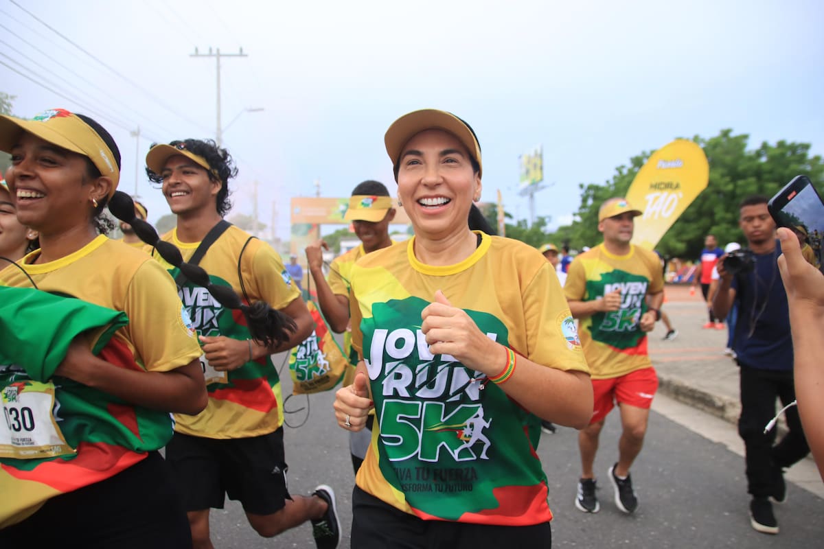 La carrera estuvo llena de emociones y contó con la participación de 500 jóvenes. Liliana Majana, primera dama del Distrito, lideró el recorrido //Cortesía