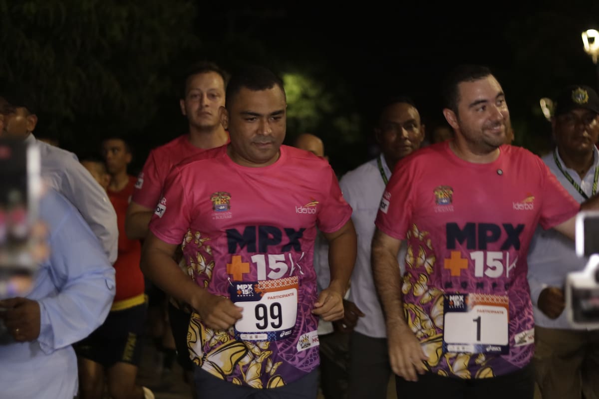 A la derecha, Yamil Arana. gobernador de Bolívar. Lo acompaña, Ariel Zambrano, gerente de Iderbol. Ellos también se unieron a la carrera y disfrutaron de la competencia. //Cortesía