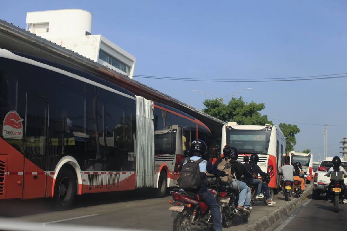 El DATT impone multas y sanciones a los vehículos que transitan por el carril Solo Bus de Transcaribe. // Foto: Óscar Díaz.