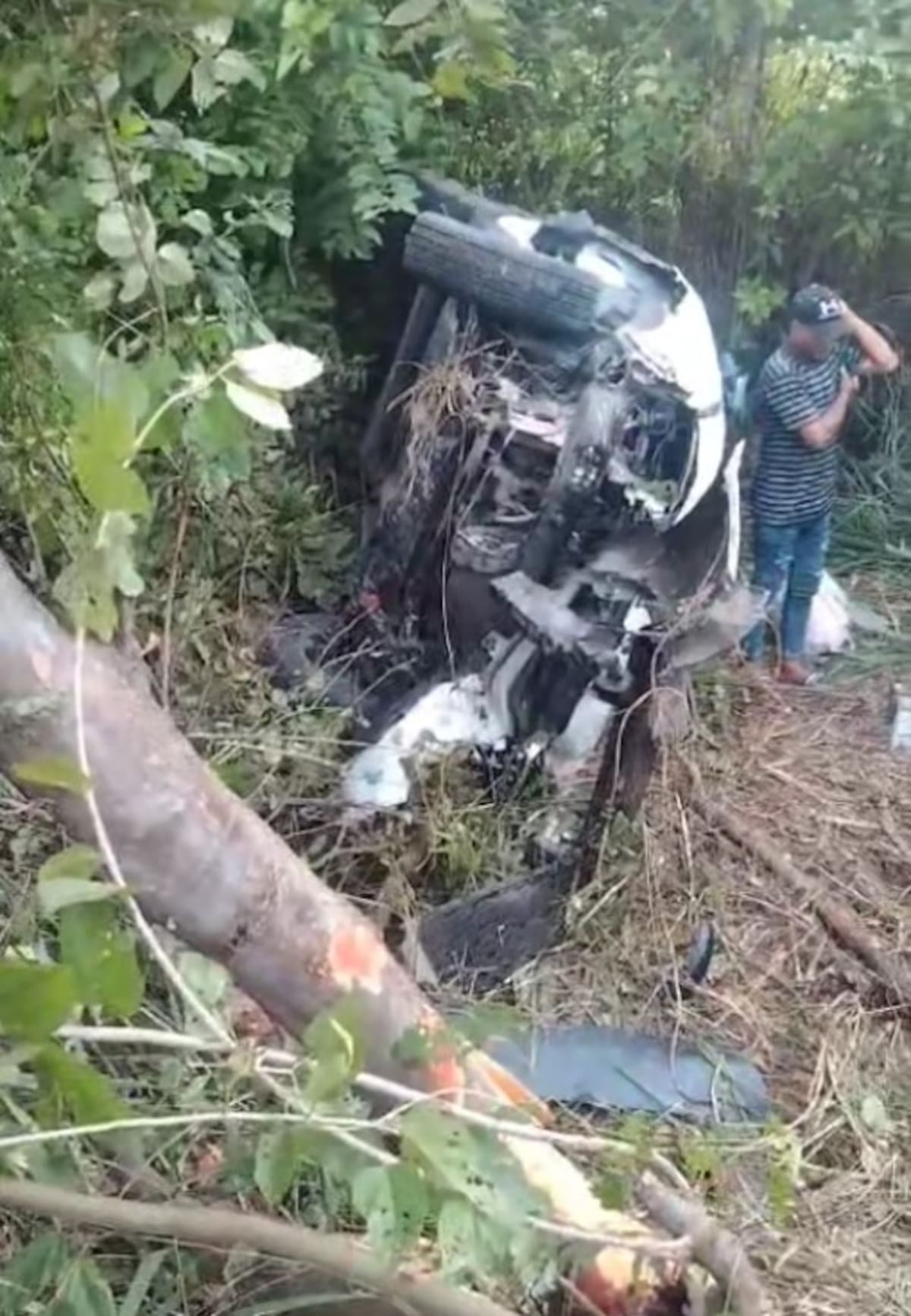 Así quedó el carro que se salió de la vía y se volcó. //Captura de video