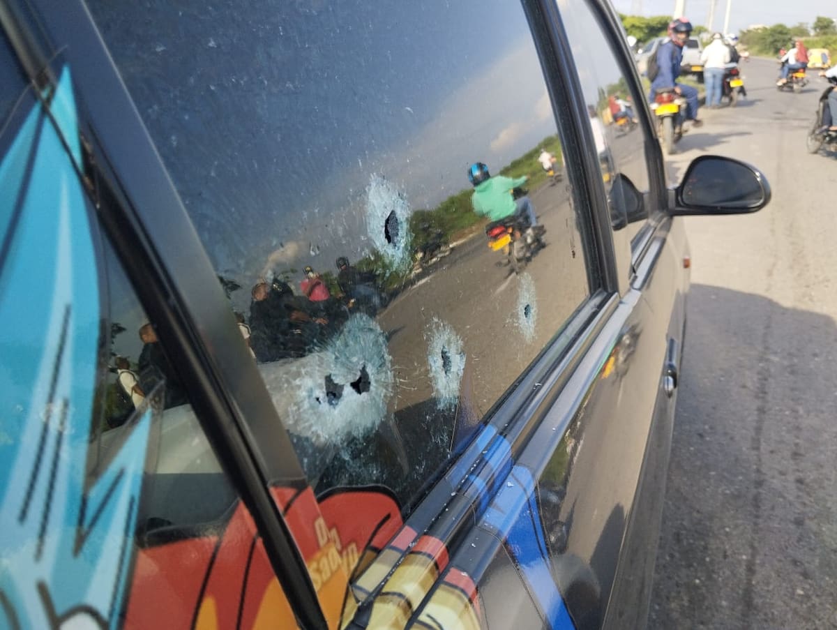 Así quedó el carro particular en que iban las víctimas. //Foto: El Universal