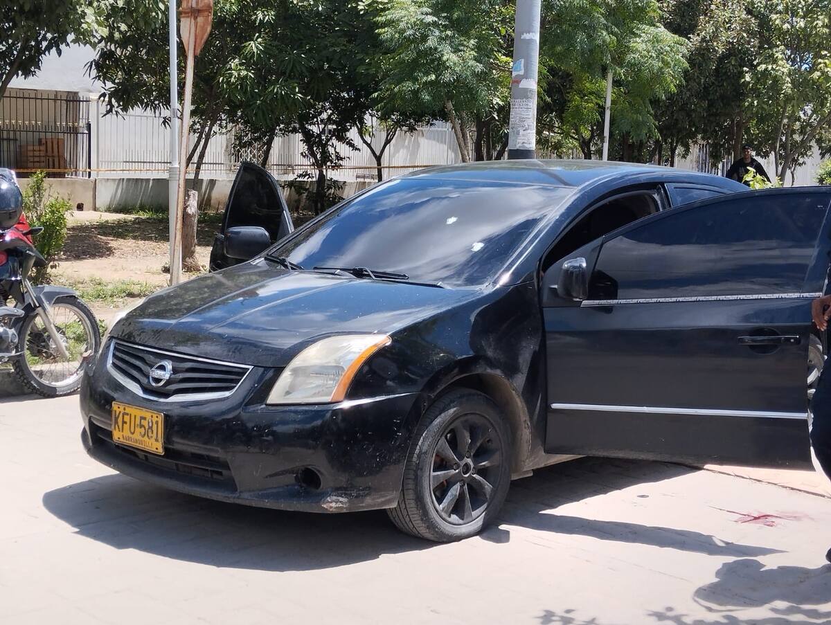 Carro donde asesinaron a hombre en Huellas de Alberto Uribe.