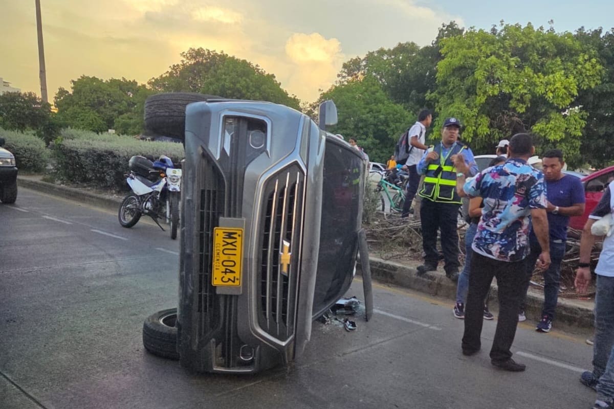 Carro volcado en accidente de la Transversal 54 en Cartagena genera congestión vial