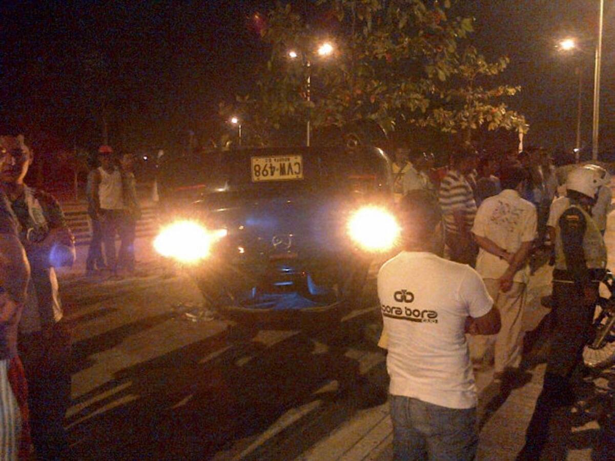 Este fue el carro que se volteó frente a la Plaza de Toros. CORTESÍA @PochiDR