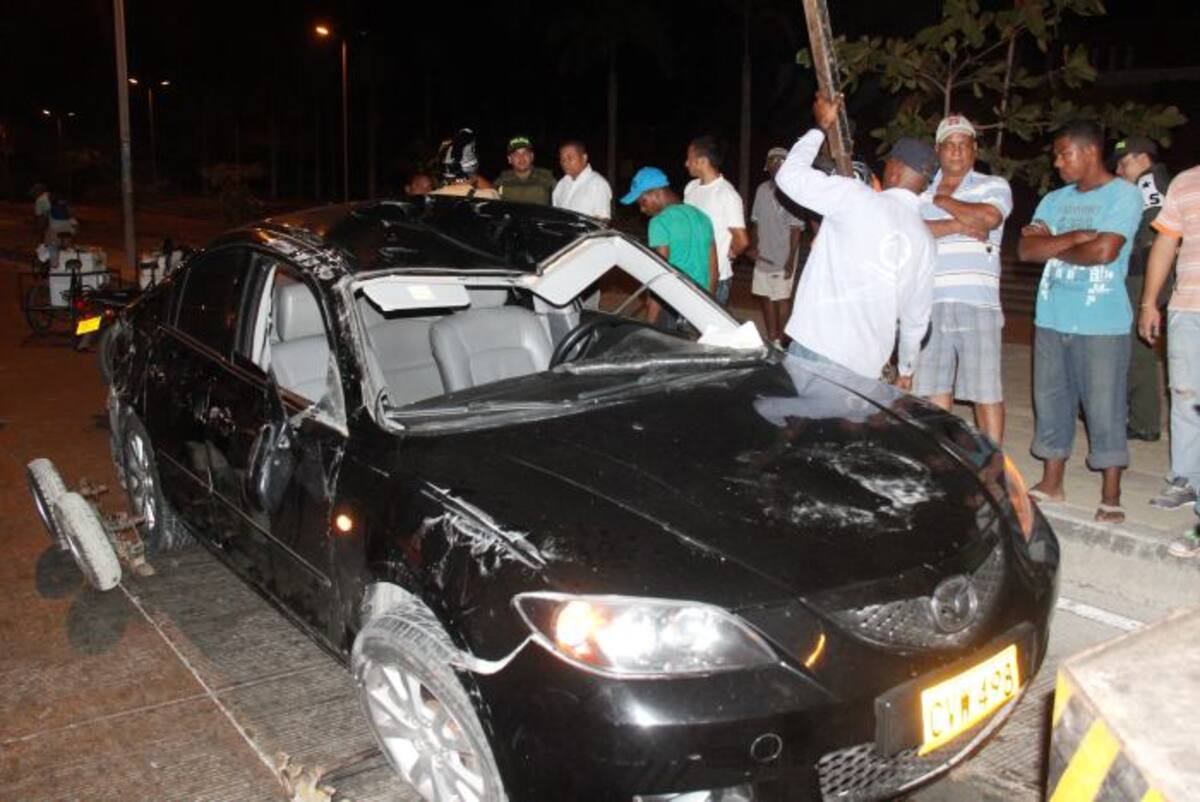 Este fue el carro implicado en el primer hecho. En la imagen se muestra el carro cuando ya ha sido volteado. NAYIB GAVIRIA AMADOR - EL UNIVERSAL