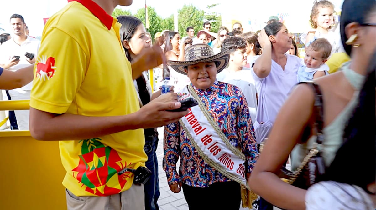 Joshua Ortiz, Rey Momo del Carnaval de los Niños, fue uno de los invitados a la inauguración del Carrusel del Río.//Cortesía Alcaldía de Barranquilla.