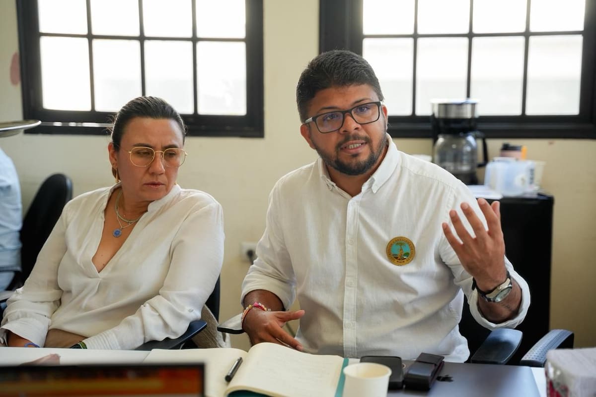El secretario de Planeación, Emilio Molina Barboza, sostuvo una reunión con la viceministra de Transporte, Liliana María Ospina;// Foto: Alcaldía de Cartagena