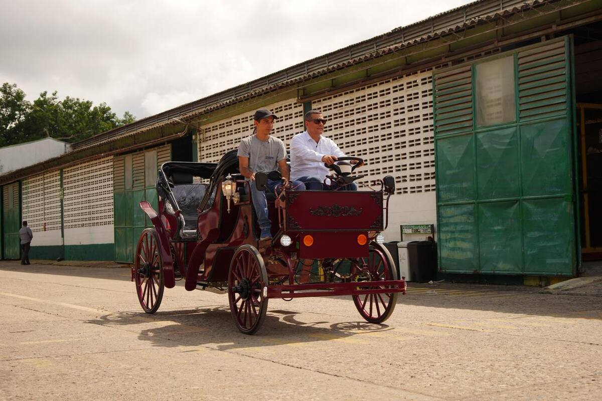 Dumek Turbay presenta los primeros coches eléctricos en Cartagena