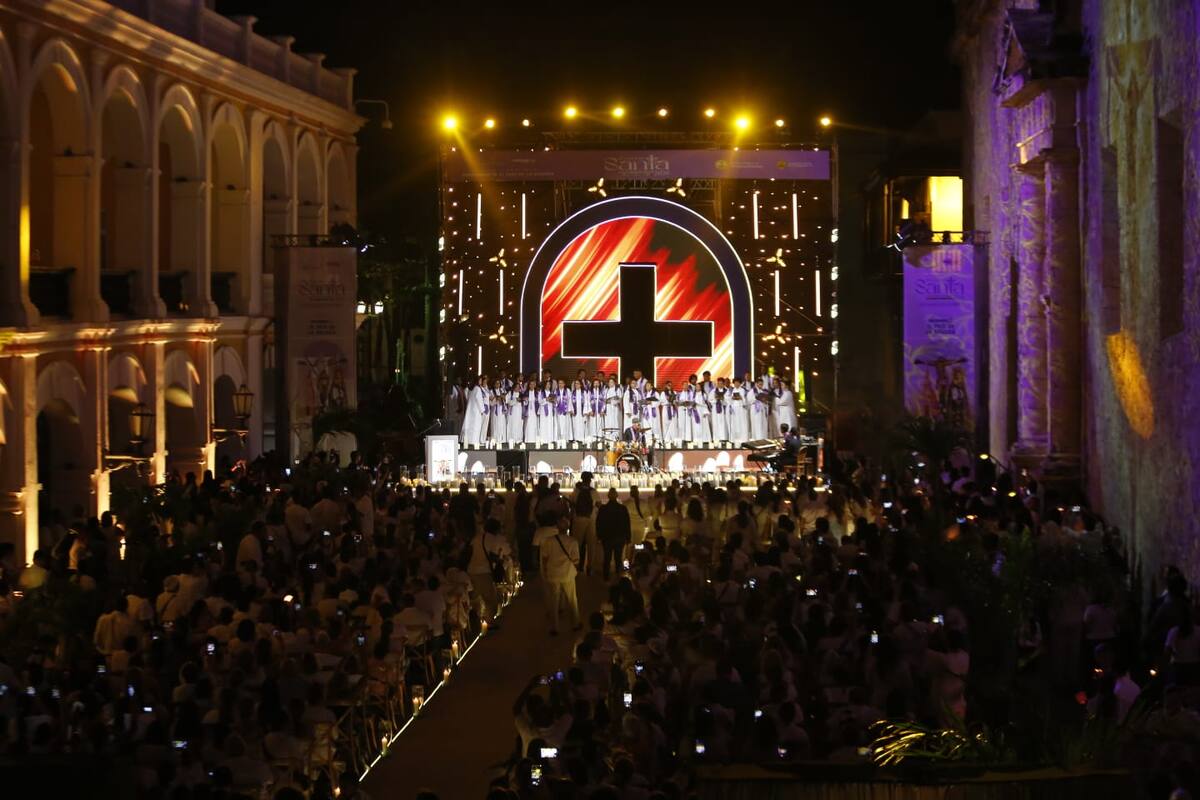 Cartagena vivió una noche de fe y luz con el Lucernario en el Centro Histórico