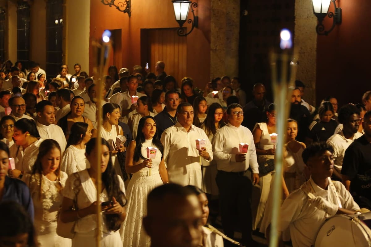 Cartagena vivió una noche de fe y luz con el Lucernario en el Centro Histórico. // Foto: Luis Herrán.