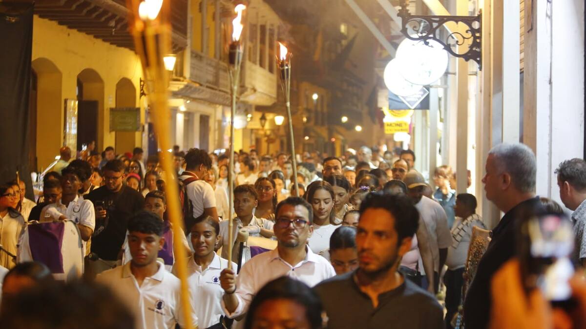Cartagena vivió una noche de fe y luz con el Lucernario en el Centro Histórico. // Foto: Luis Herrán.