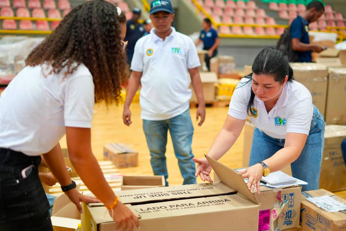 La campaña de solidaridad continúa en Cartagena con más de 50 toneladas de ayudas almacenadas en el Coliseo Bernardo Caraballo. // Foto: cortesía - Alcaldía de Cartagena