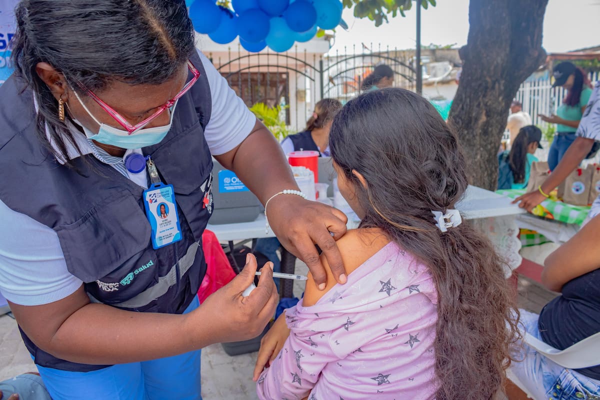 Cartageneros acuden a puntos de vacunación ante el aumento de casos de fiebre amarilla en Colombia.