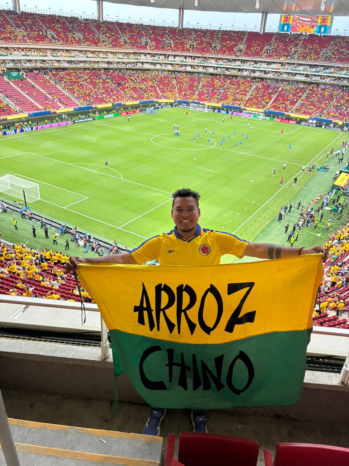Brandon Monsalve, cartagenero con la bandera de Real Cartagena en el estadio de Guadalajara. //Cortesía