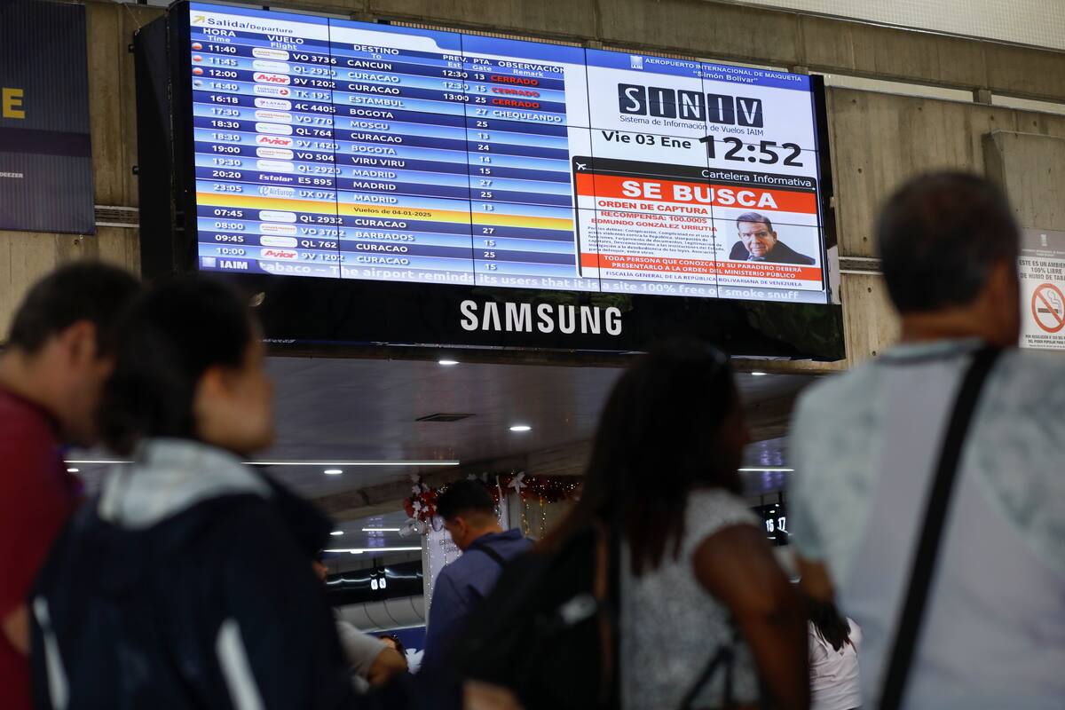 Un cartel de "Se busca" con orden de captura contra el líder opositor venezolano Edmundo González. //AP