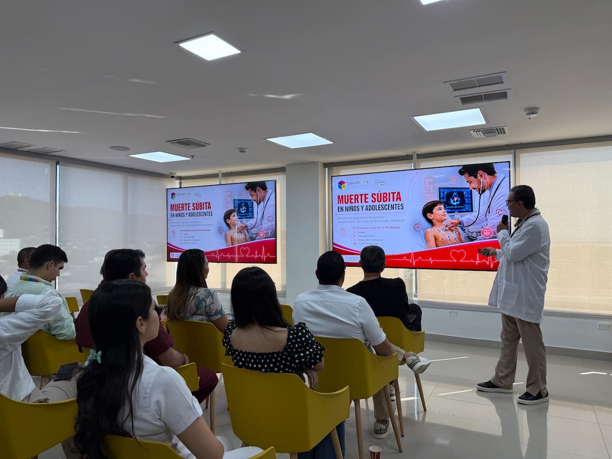Durante la jornada inaugural se realizó la conferencia “Muerte súbita en deportistas”, liderada por el cardiólogo pediatra Dr. Francisco de la Hoz. // Foto: cortesía - Casa del Niño