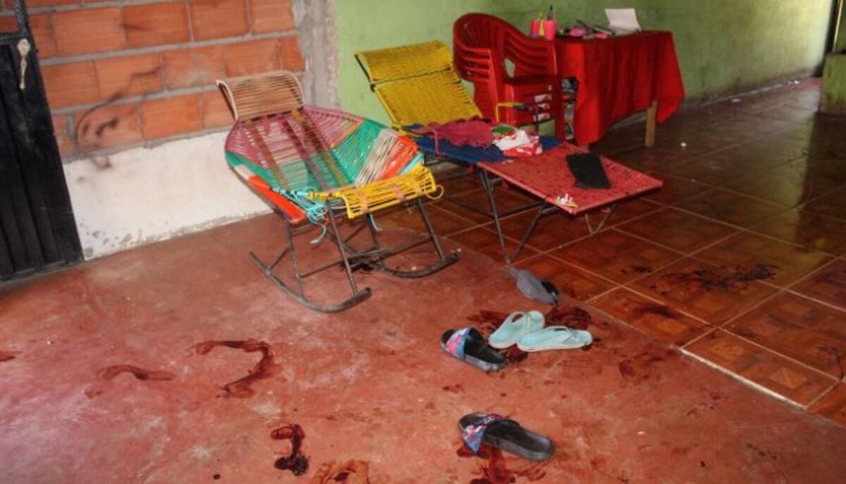 Así quedó el lugar donde estaba la familia cuando llegaron los sicarios. //Foto: La Opinión