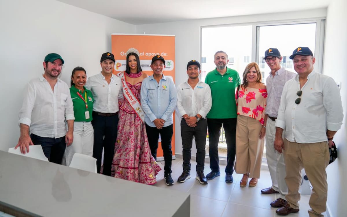 La Reina Popular del Carnaval 2026 posando junto a los representantes de Carnaval de Barranquilla, Fundación Santo Domingo y Prodesa, luego de recibir la vivienda en Villas de San Pablo, en Barranquilla.//Cortesía Carnaval de Barranquilla.