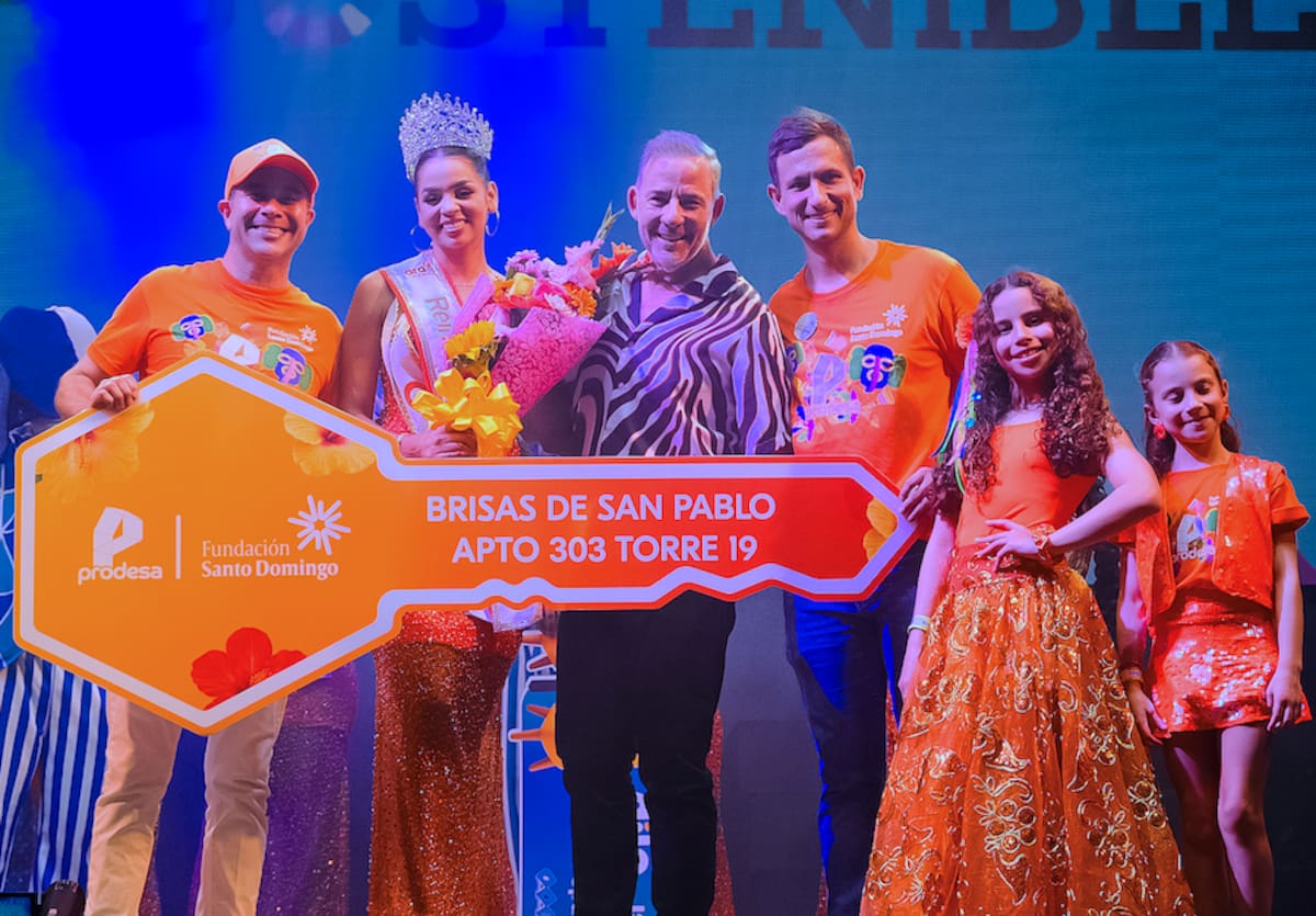 La Reina Popular Gicel Vargas Castro de los representantes de Prodesa, a Fundación Santo Domingo y Carnaval de Barranquilla las llaves de un apartamento como premio de este año.//Cortesía.