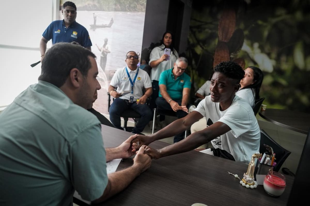 Yamil Arana, gobernador de Bolívar, ayudará a Gregoria a terminar su casa. //CORTESÍA