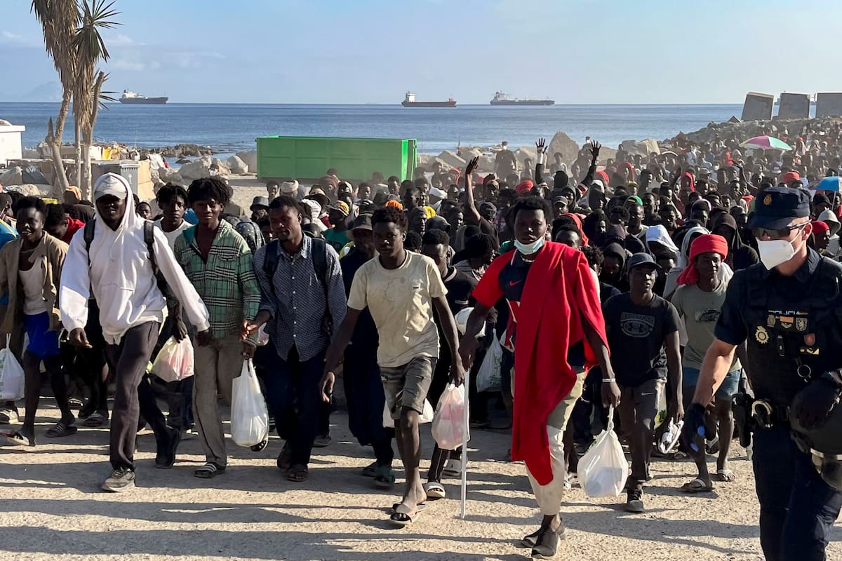 Más de 1.000 migrantes vuelven a ser expulsados de una playa en Ceuta