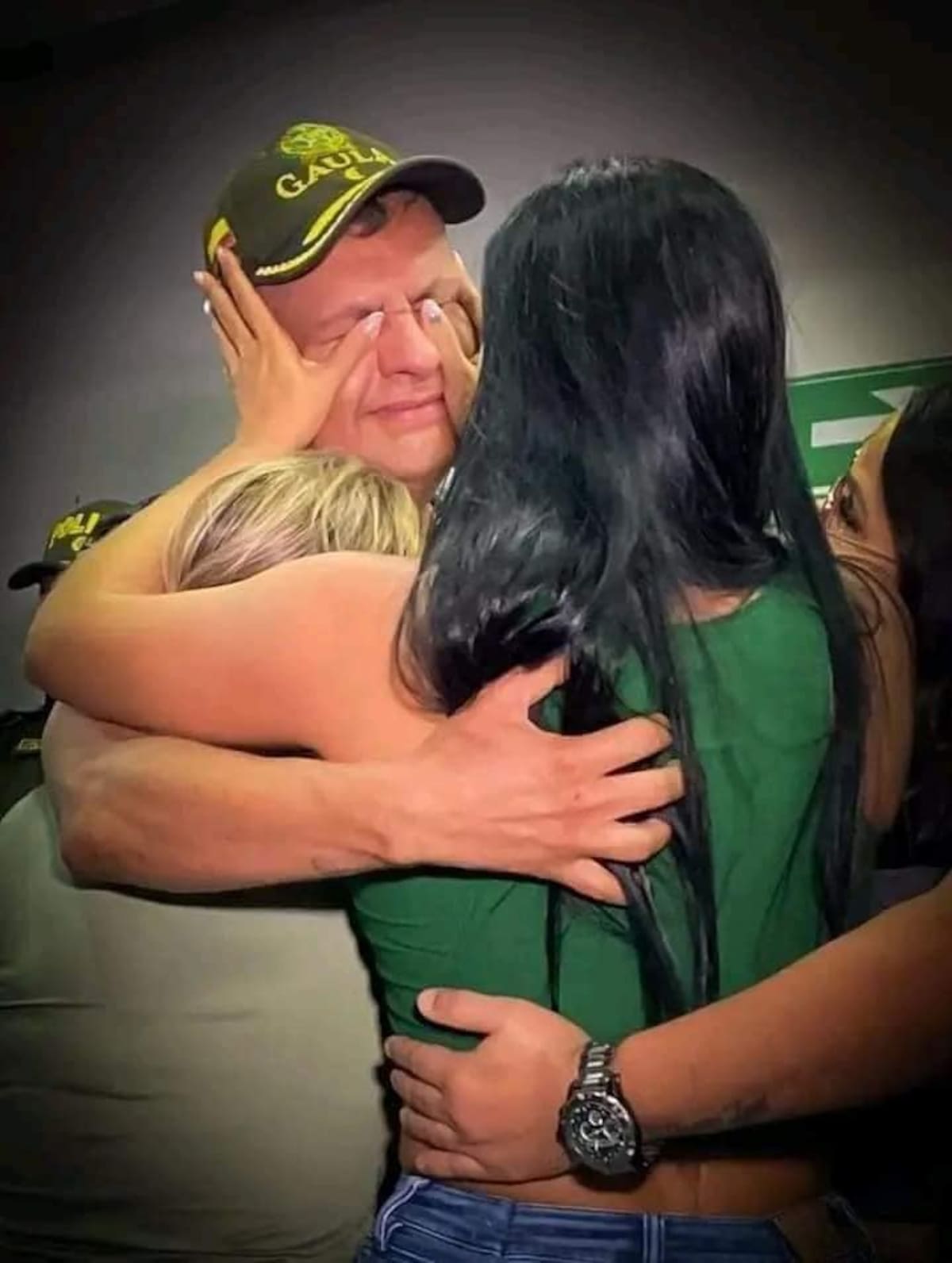 Foto que ha sido denominada como 'el abrazo traicionero de Judas' donde se aprecia a la hija del comerciante (recién capturada) abrazándolo tras ser rescatado por la Policía