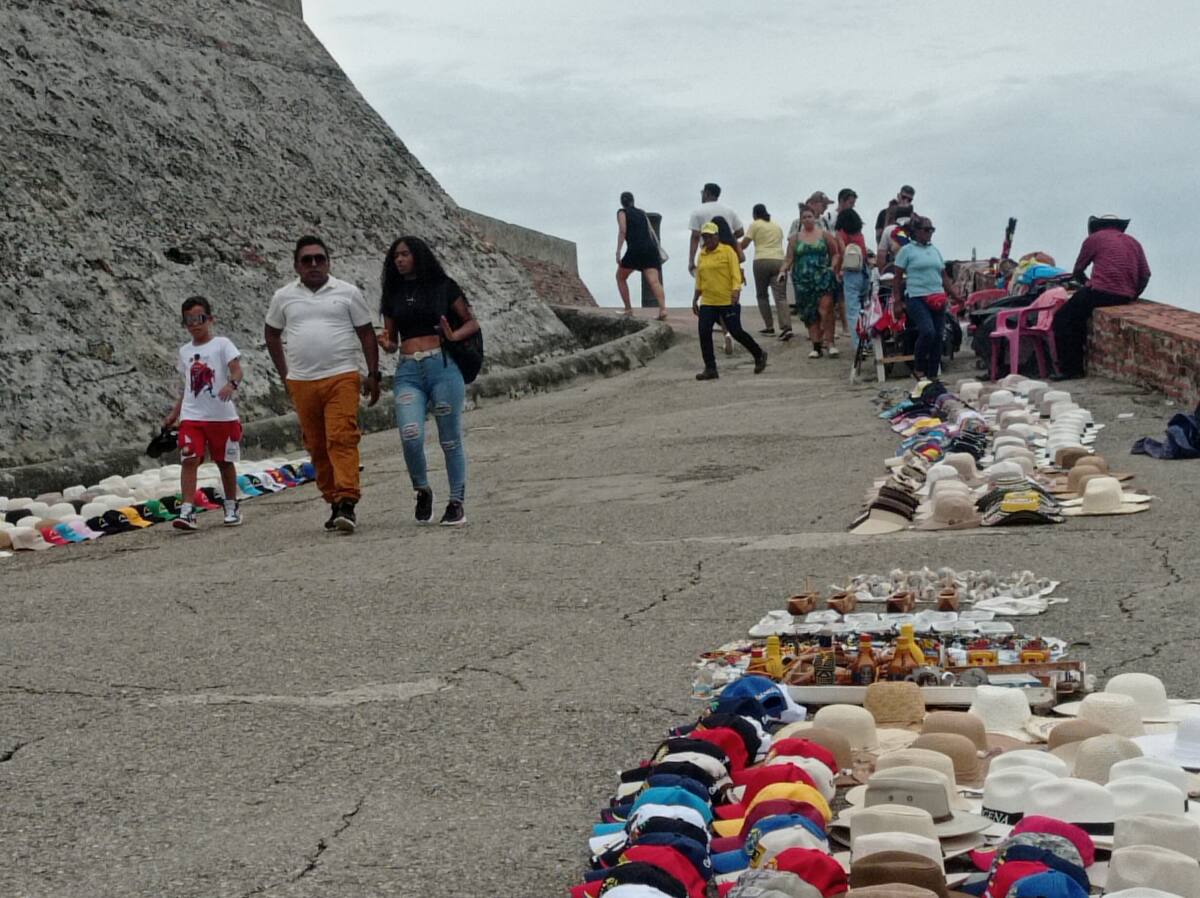 Colombianos disfrutan del día de entrada gratis al Castillo de San Felipe.//Foto: Zenia Valdelamar - El Universal