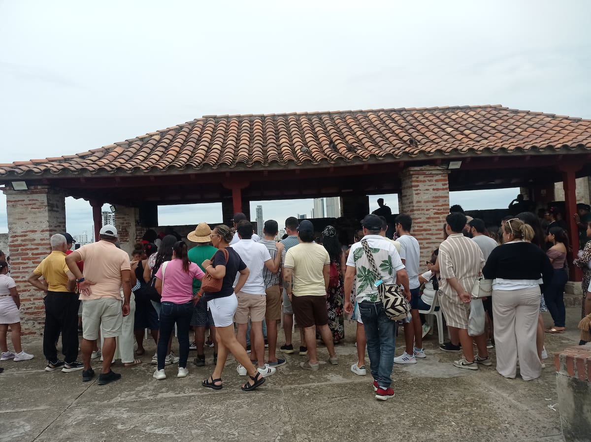 Nacionales colombianos disfrutaron de la agenda cultural que ofreció este domingo el Castillo de San Felipe.//Foto: Zenia Valdelamar - El Universal