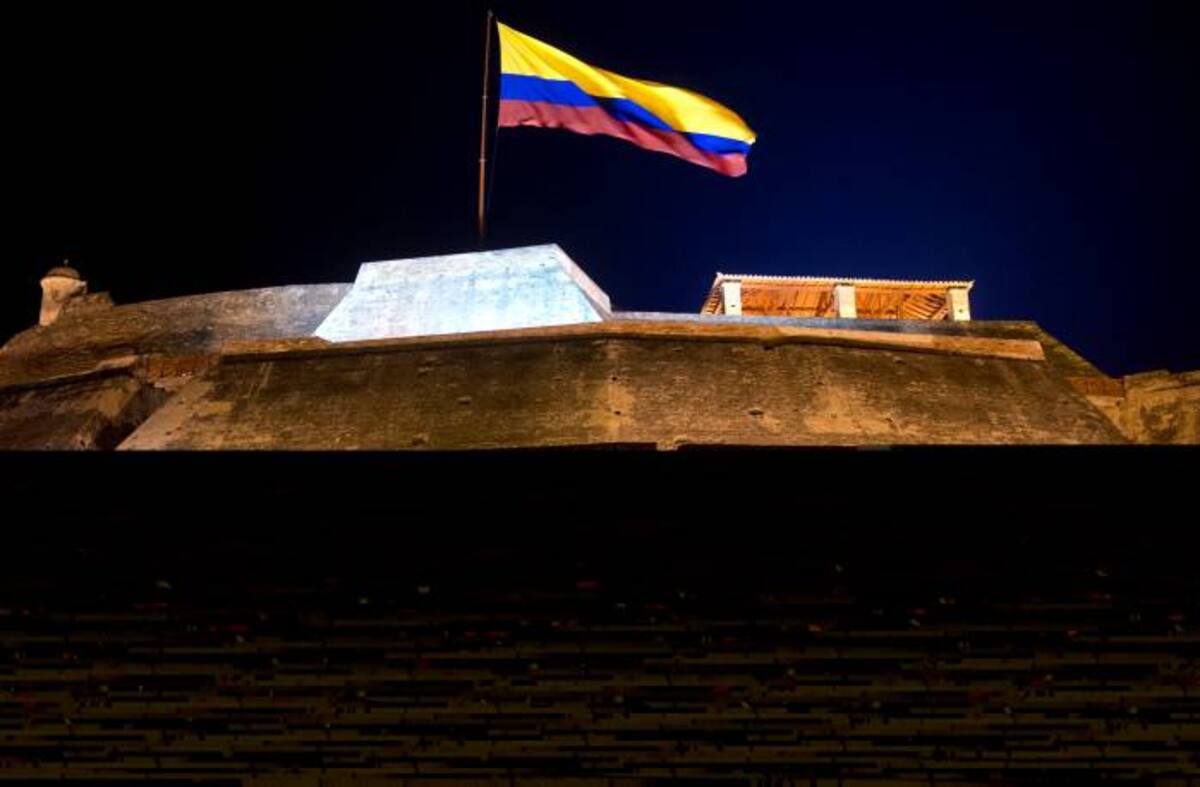 Ésa es la hermosa iluminación con la que cuenta el Castillo de San Felipe. Pero que hoy está averiada. AFP