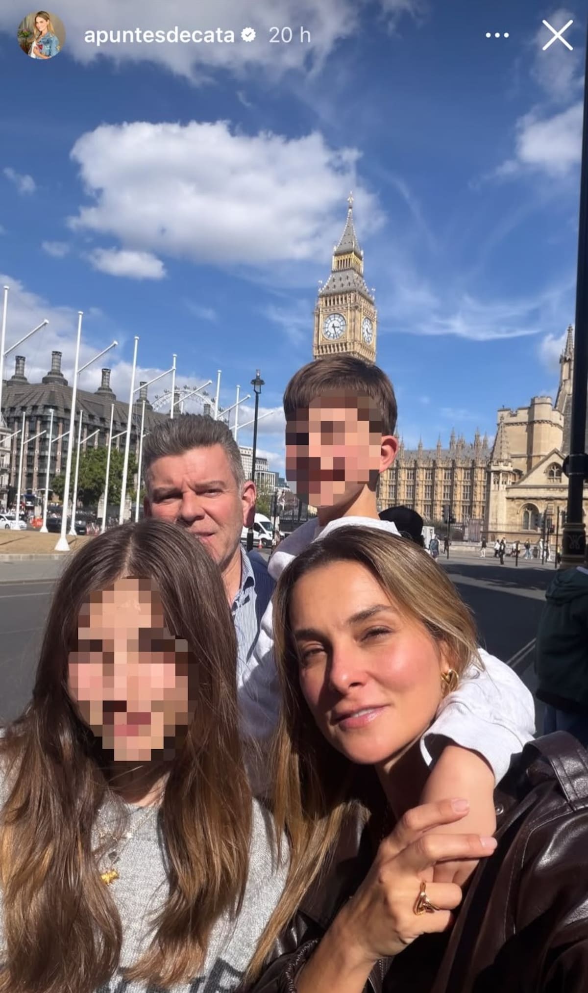 Catalina Gómez compartió un viaje familiar a Inglaterra para acompañar a su hija Emilia en el inicio de una nueva etapa académica.