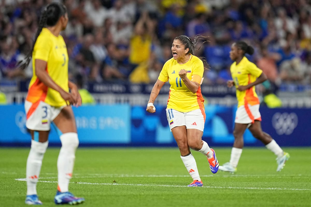 La colombiana Catalina Usme celebra tras anotar durante el partido de fútbol femenino del Grupo A entre Francia y Colombia. //AP
