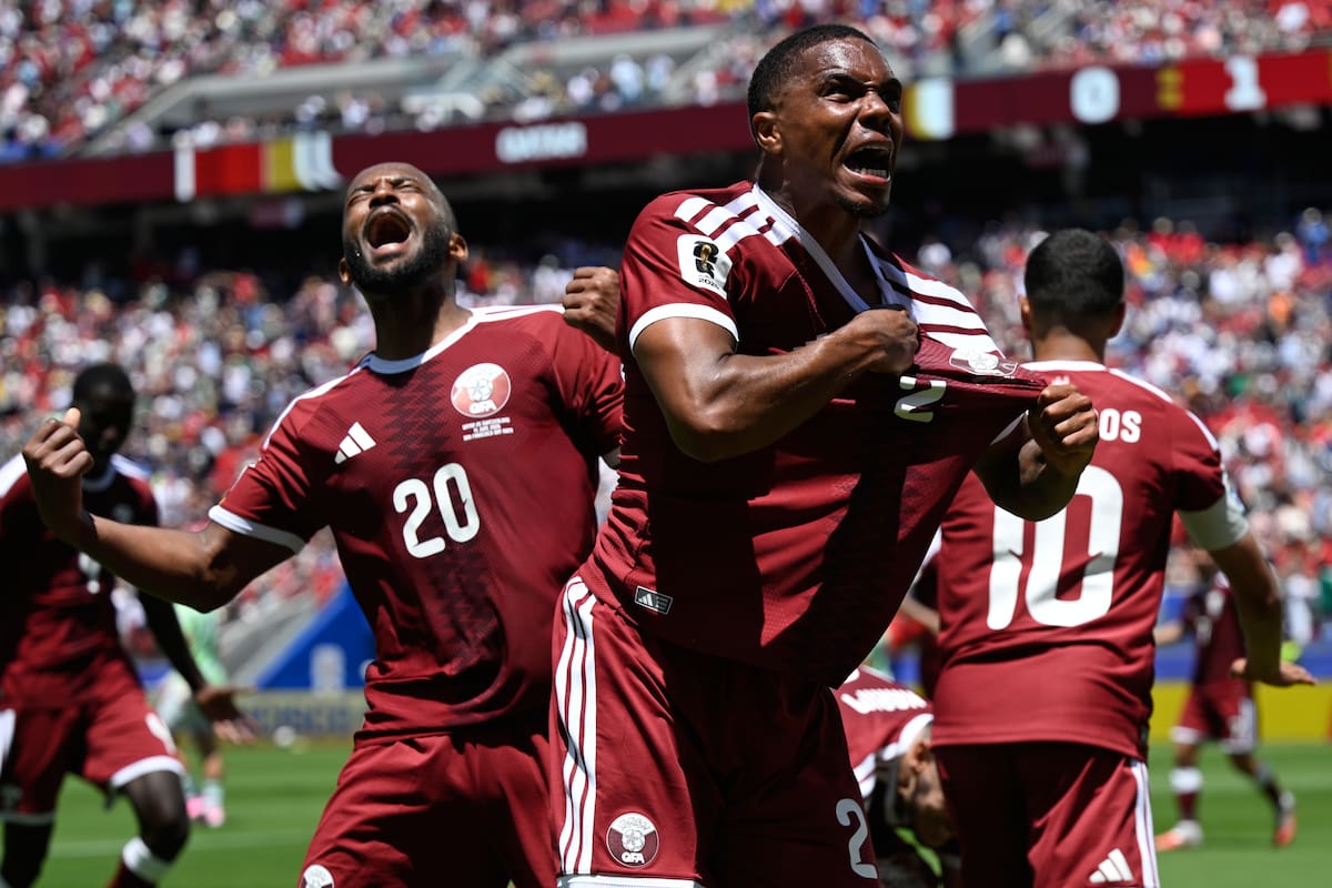 El catarí Pedro Miguel grita mientras celebra después de que su compañero Boualem Khoukhi anotara el primer gol de su equipo en el histórico empate contra Suiza. //Foto, AP: Eakin Howard