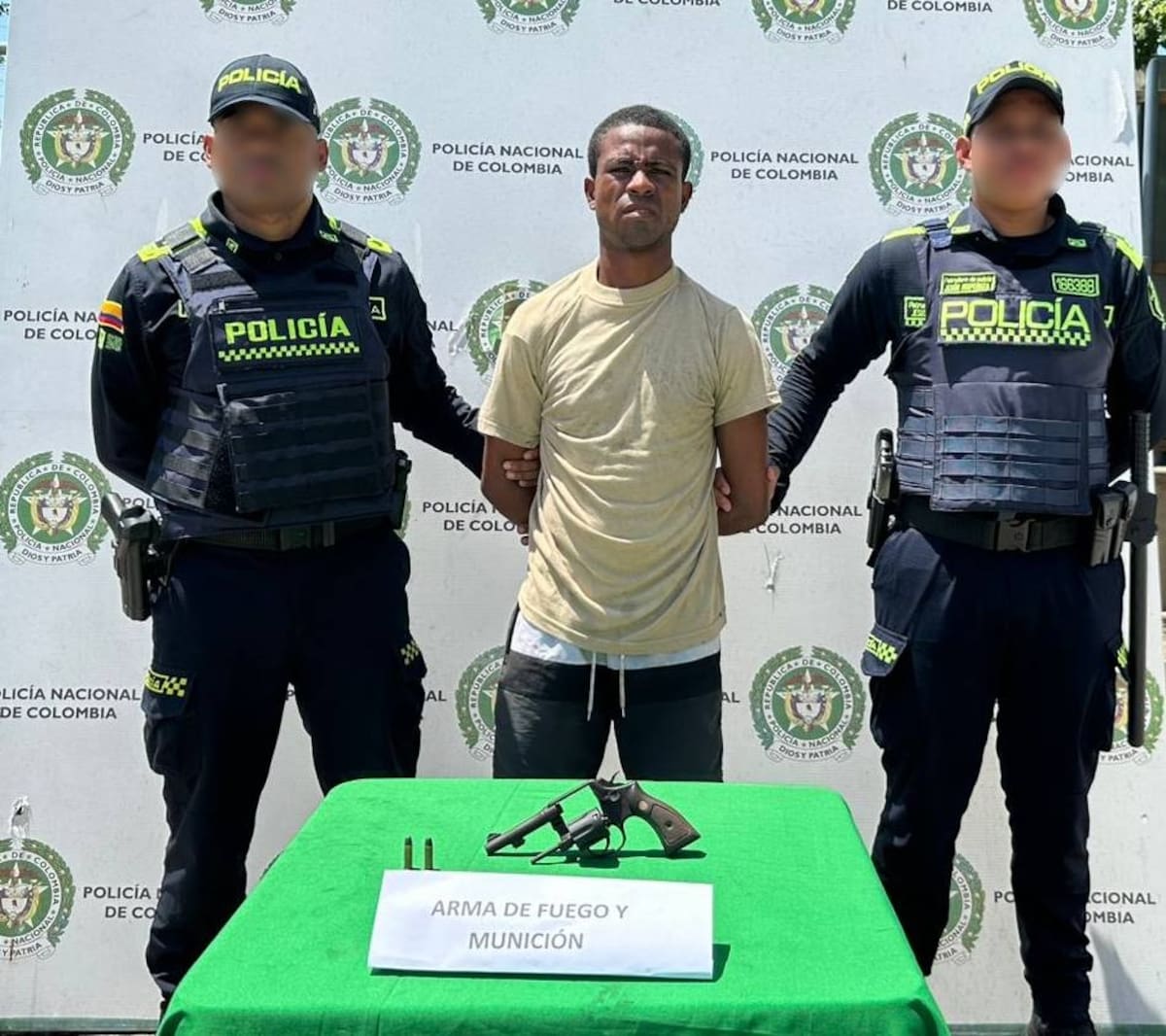 Agentes le hallaron en su poder un arma de fuego tipo revólver calibre 38, con dos cartuchos del mismo calibre sin percutir. // FOTO: POLICÍA NACIONAL.