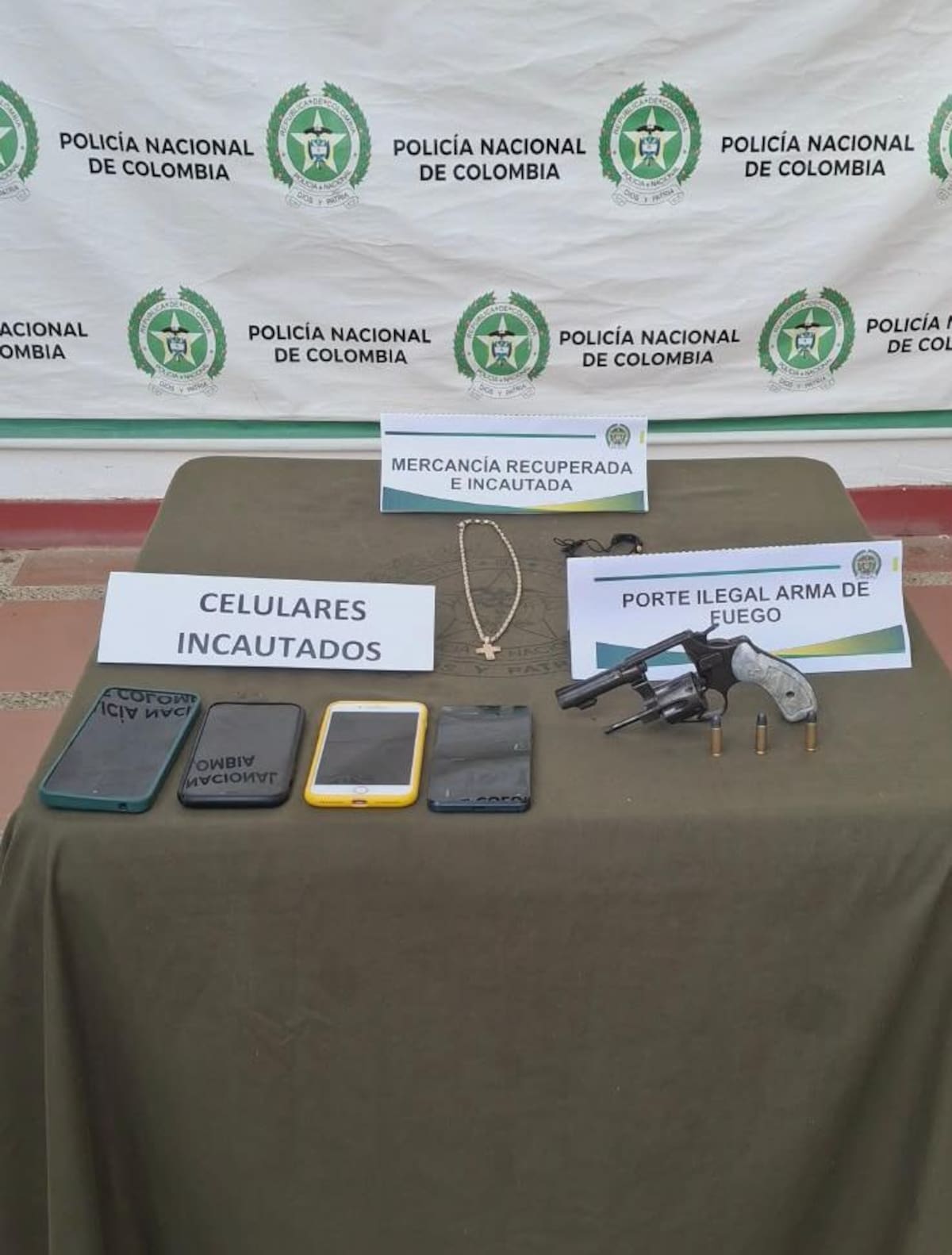 Estas fueron las joyas y el arma incautadas durante el operativo contra 'Los del Caribe' en Bolívar. // FOTO: SUMINISTRADA POR POLICÍA DE BOLÍVAR.