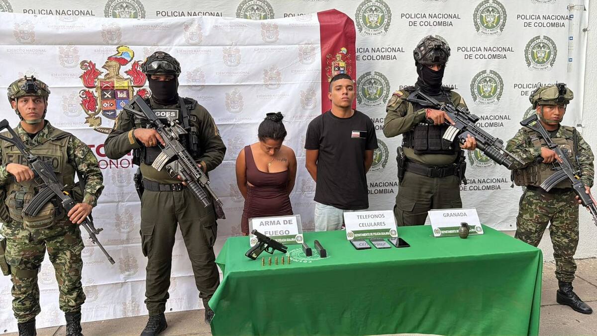 Alias ‘La Máquina’ y ‘Tatiana’ fueron capturados durante un allanamiento en Riohacha. // FOTO: SUMINISTRADA POR EJÉRCITO NACIONAL.