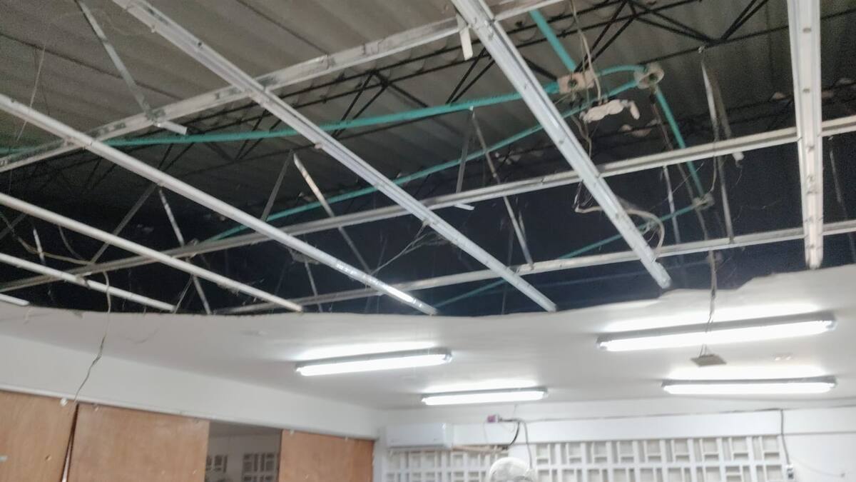 Cayó parte del techo de un aula de clases del colegio Salim Bechara, sede Albornoz.// Foto: cortesía de Eduar Arroyo Rocha, coordinador de la sede.