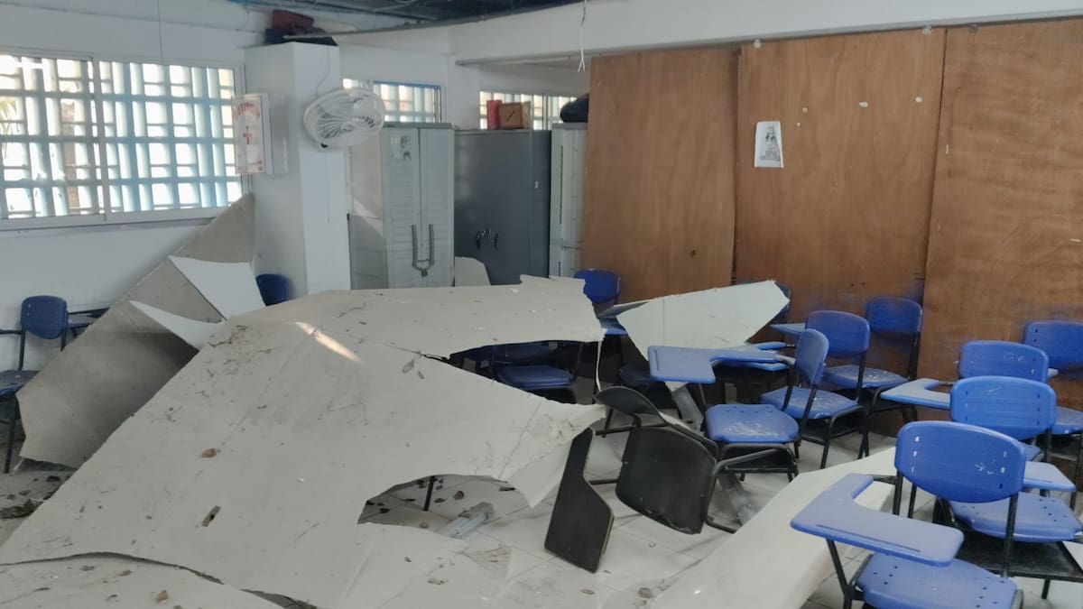 Cayó parte del techo de un aula de clases del colegio Salim Bechara, sede Albornoz.// Foto: cortesía de Eduar Arroyo Rocha, coordinador de la sede.