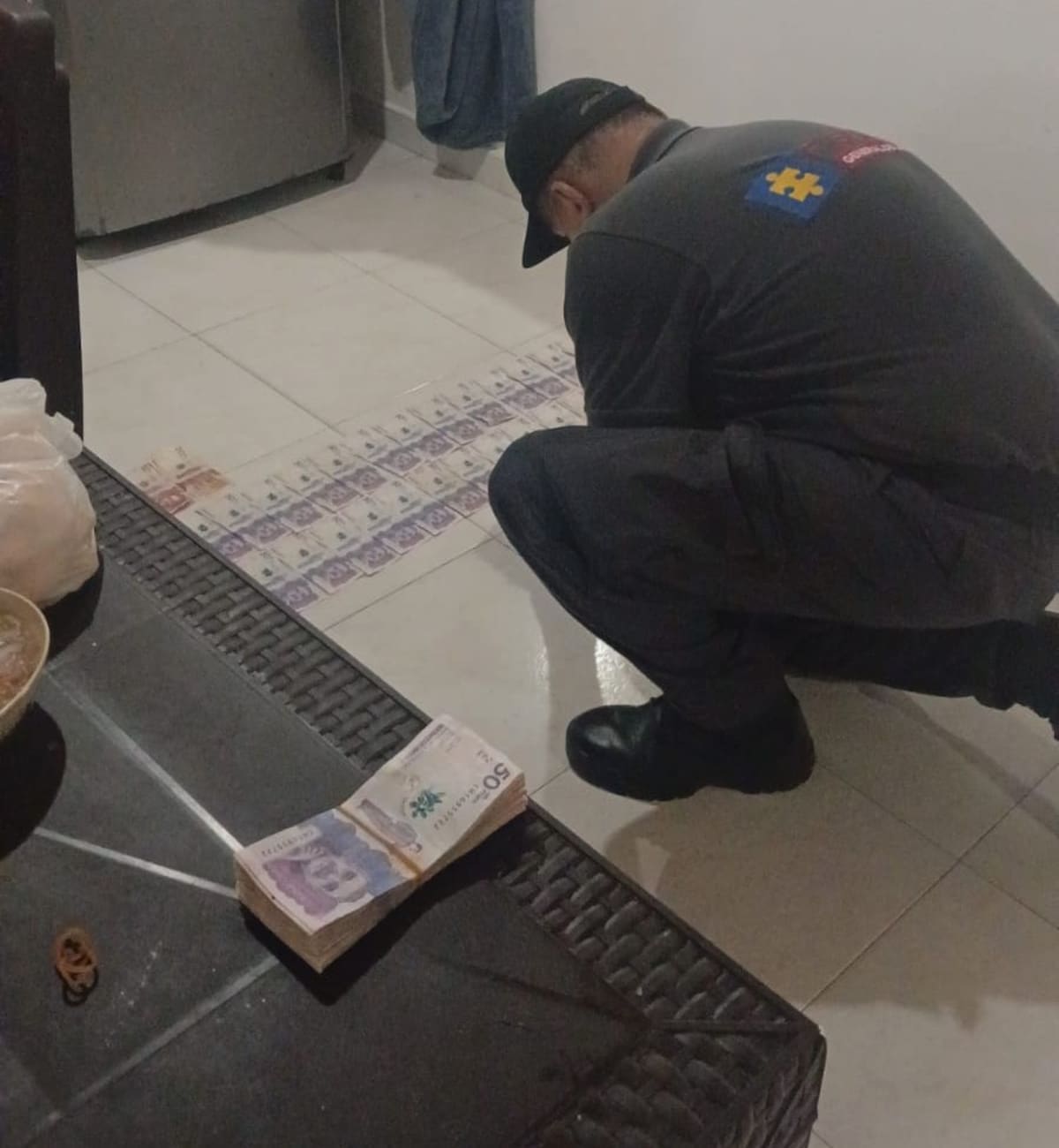 Durante el operativo fueron incautados más de 43 millones de pesos en efectivo, dinero que sería producto de rentas ilícitas. // FOTO: SUMINISTRADA POR ARMADA NACIONAL.