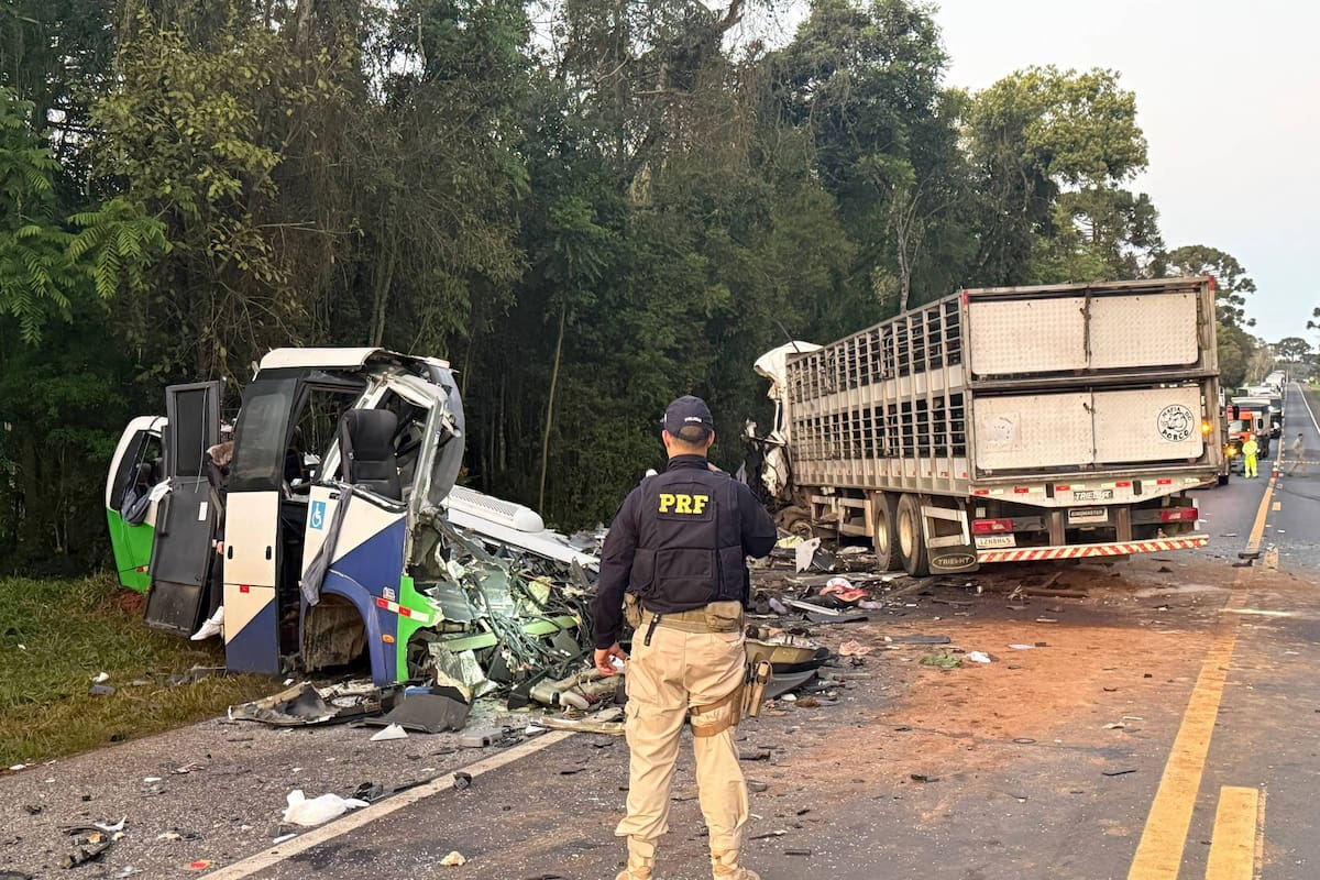 Devastador choque entre un bus y un camión deja 23 fallecidos y 5 heridos