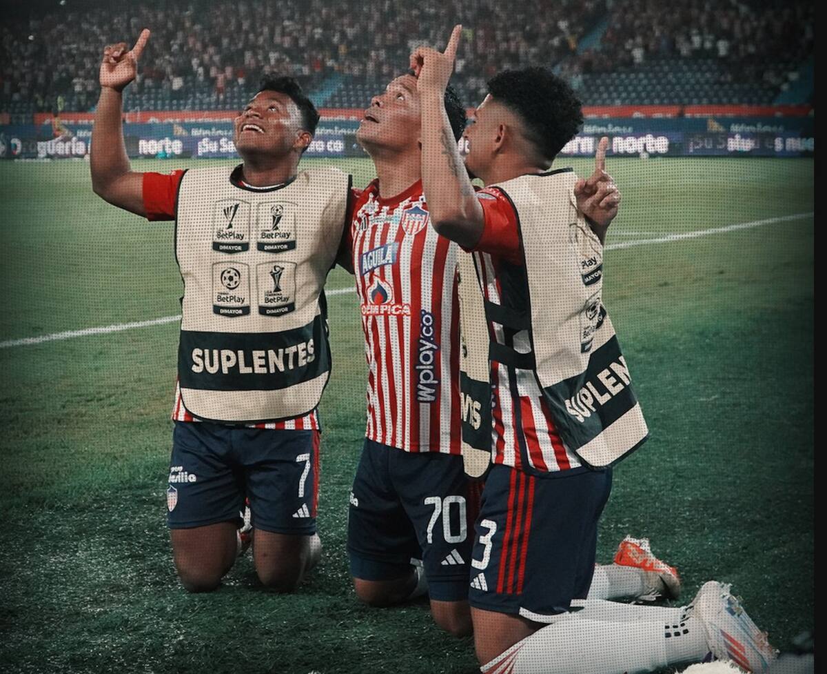 Carlos Bacca celebra junto a sus compañeros Leíder Berrío y Edwin Herrera el gol marcado este jueves al América de Cali en el Estadio Metropolitano.//Cortesía.