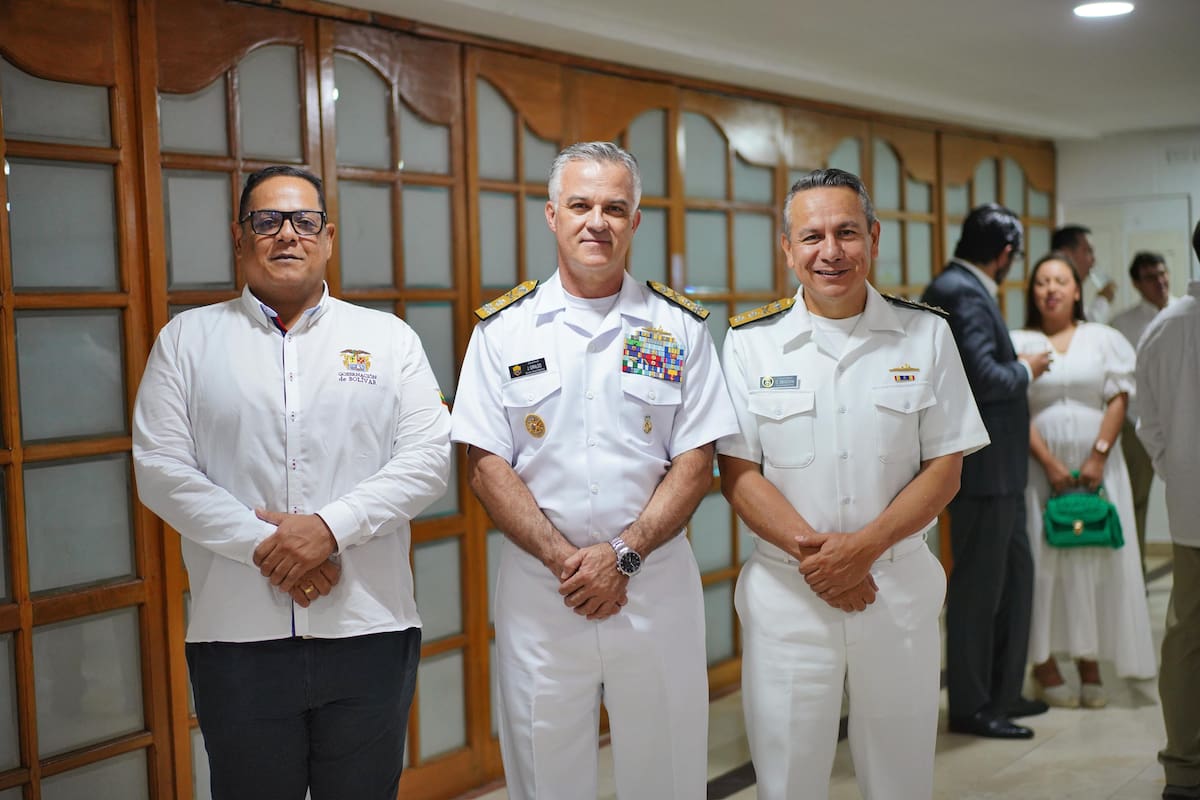 El Contralmirante Camilo Ernesto Segovia. Comandante Fuerza Naval del Caribe (c), junto al vicealmirante John Fabio Giraldo Gallo, director General Marítimo (d), en medio de la celebración del aniversario de la Asociación de Armadores de Colombia. // Cortesía.