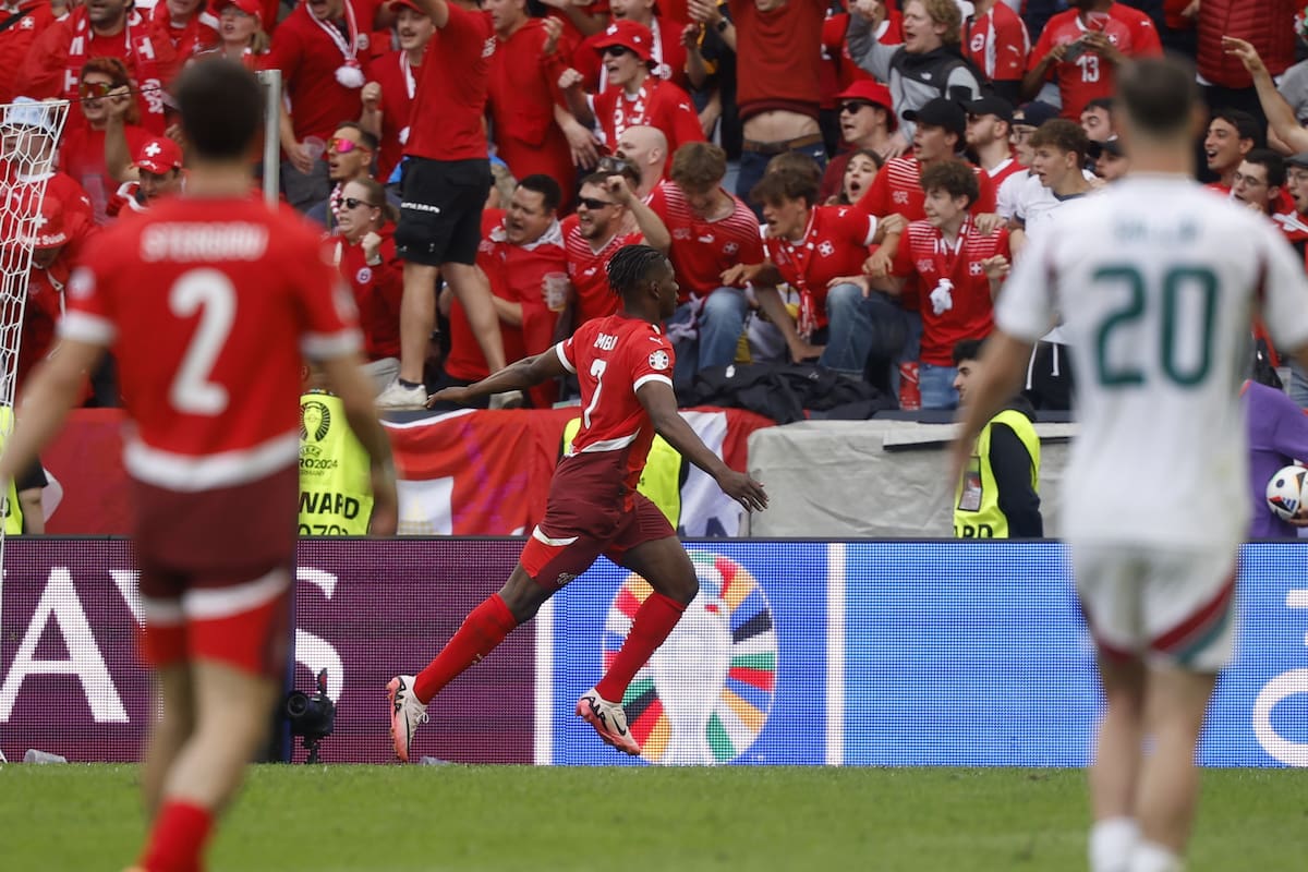 Breel Embolo de Suiza celebra con sus aficionados tras marcar el tercer gol del equipo durante el partido del grupo A de la UEFA EURO 2024 entre Hungría y Suiza en Colonia, Alemania, el 15 de junio de 2024. //EFE